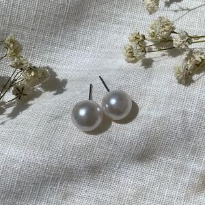 Beautiful faux pearl stud earrings ✨ Pearlescent bright white color